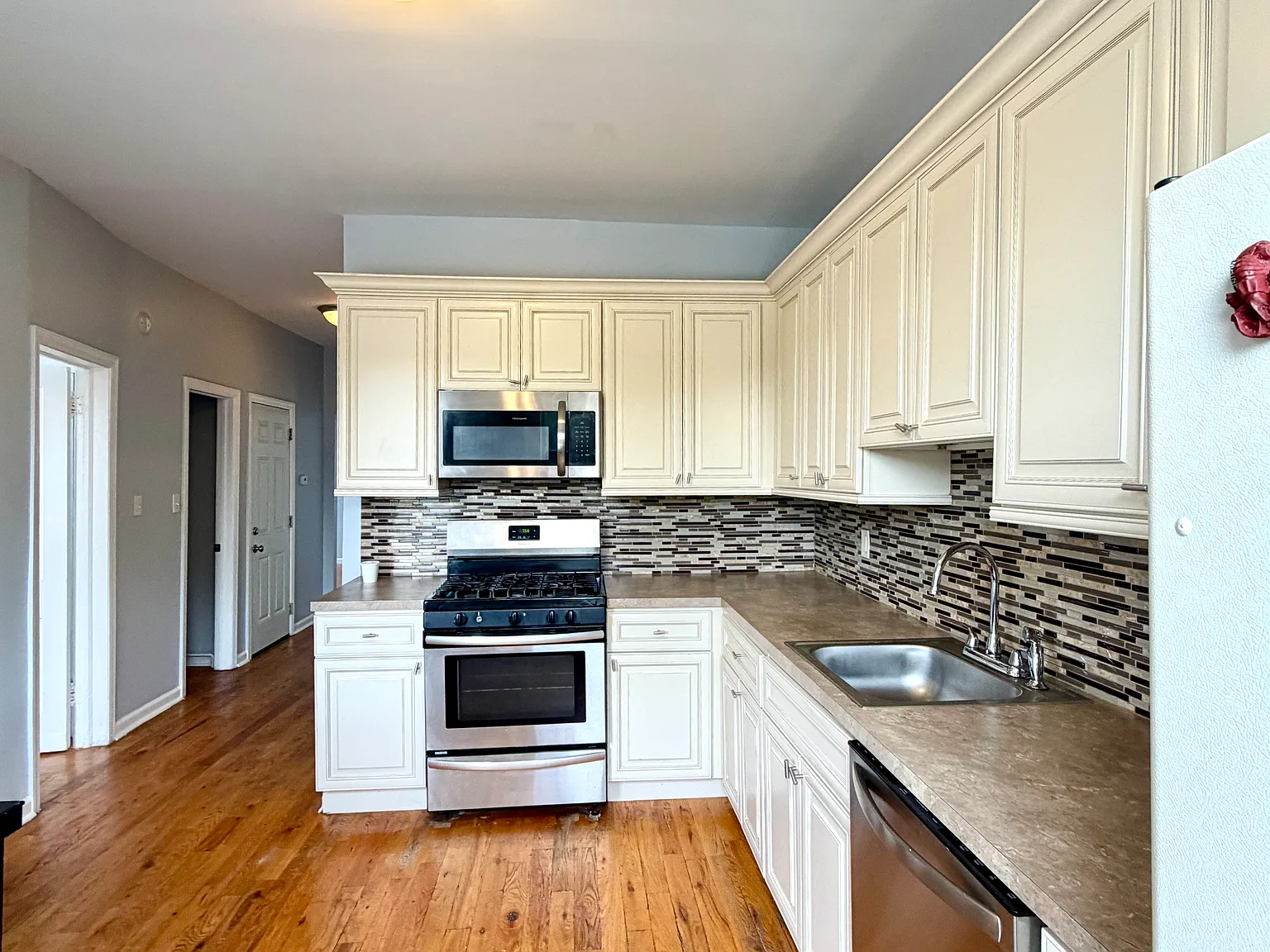 4 bed, 1200 sqft, $2,600 — Photo 4