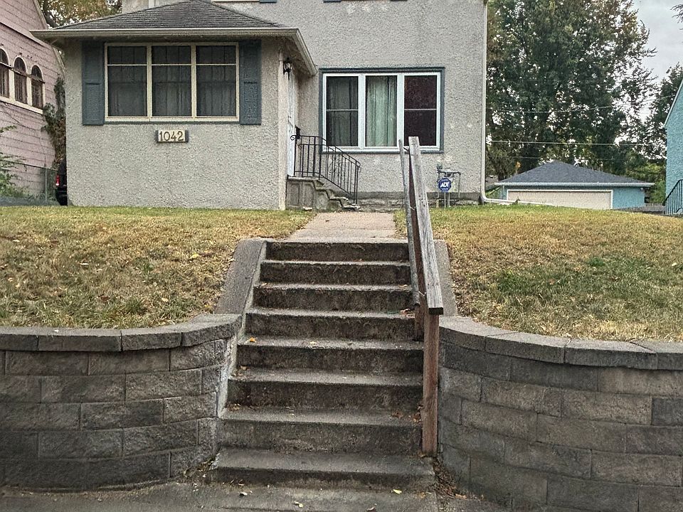 Newer retaining wall, great curb appeal.