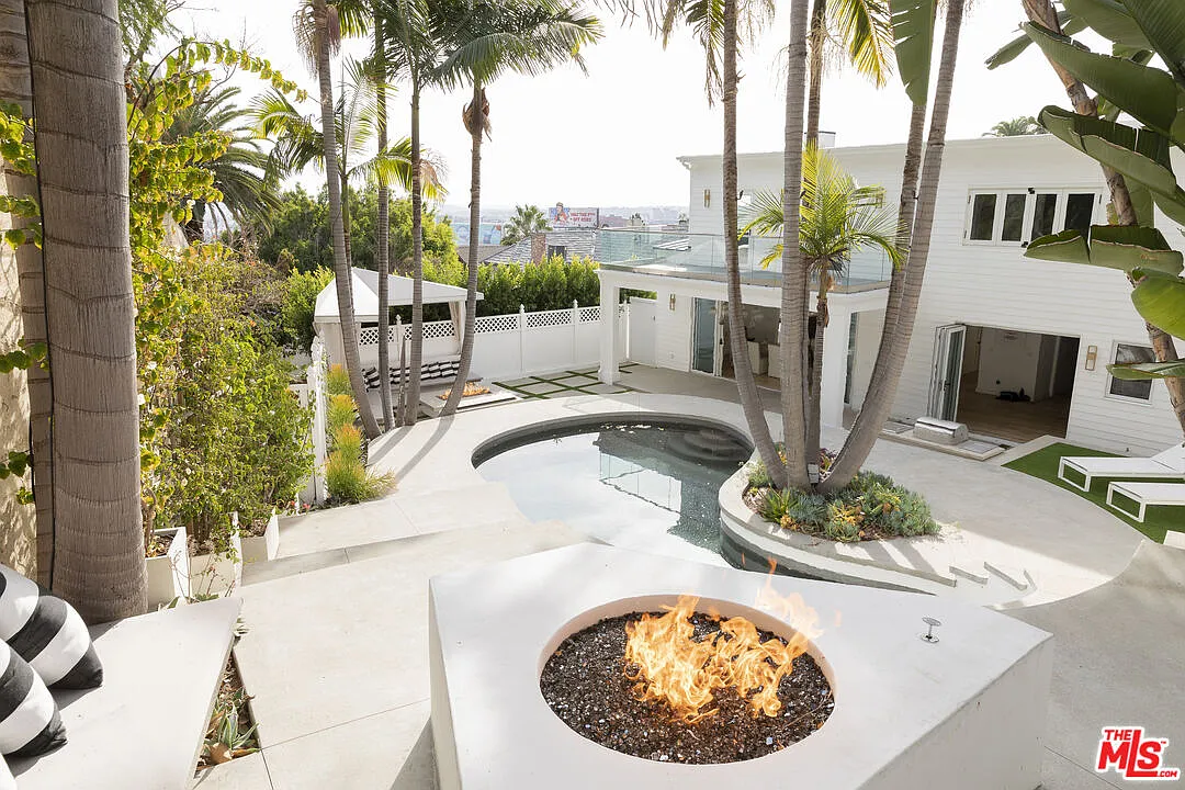 3 bed, 3.5 bath, 4400 sqft, $30,000 — Photo 2