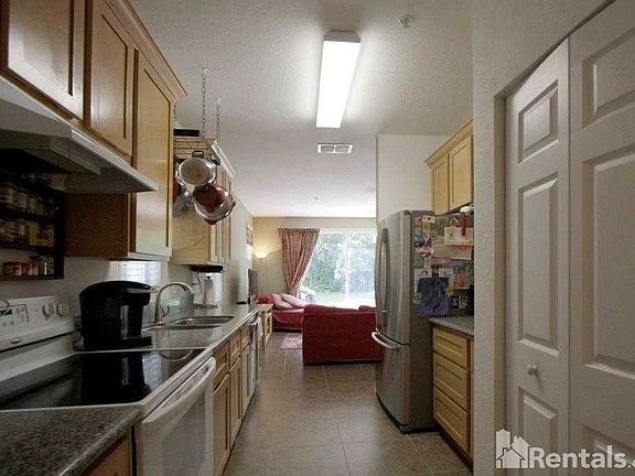 4th image of 825 Pipers Cay Dr