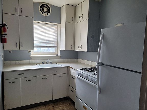 3rd image of 806 State St APT 10