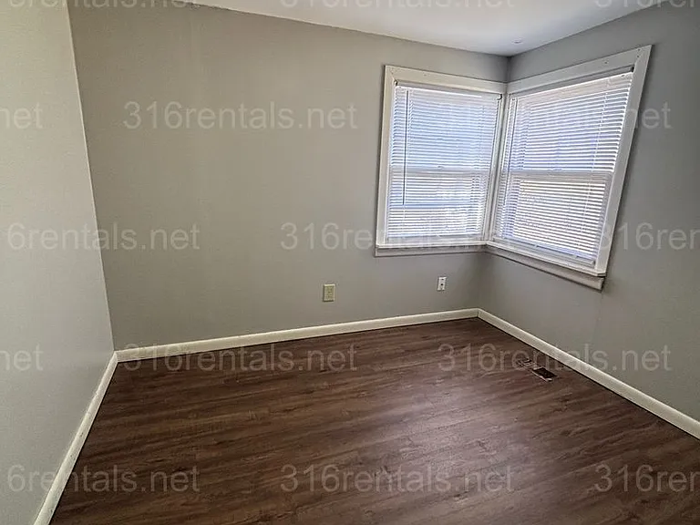 511 W Locust Ave — Photo 14