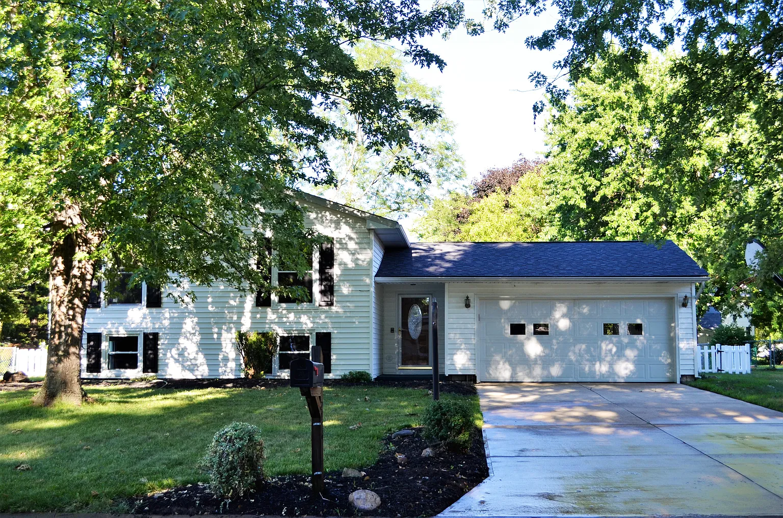 2716 Sweetbriar Dr photo 1