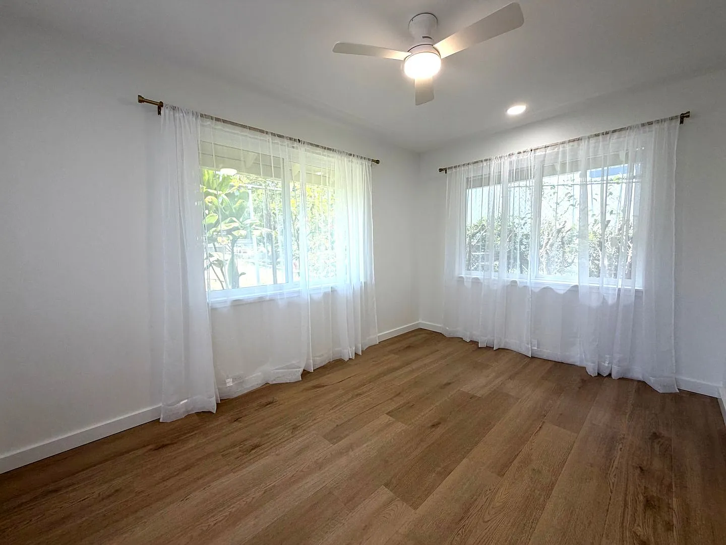 Renovated 2 Bedroom, 2 Bathroom with Carport — Photo 4