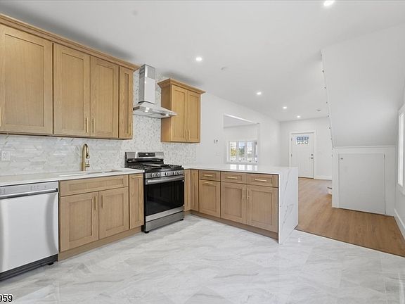 3rd image of 95 Rutherford Pl