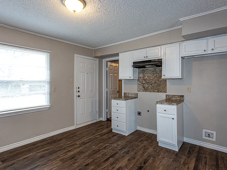 2518 Winthrop Dr — Photo 12