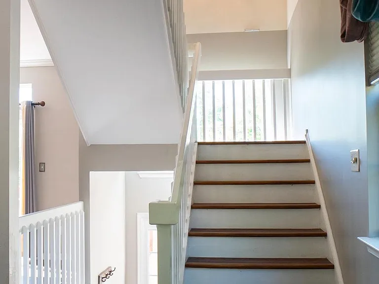 102 Thomas Ln — Photo 6