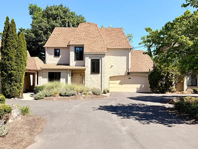 56 Gate House Ln — Photo 1