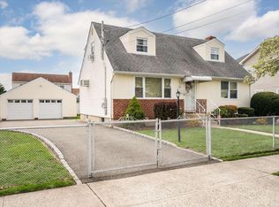 58 4th St, Garden City Park, NY 11040
