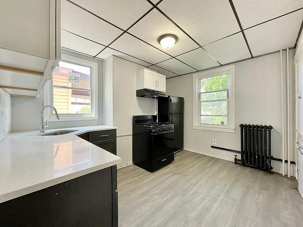 3 bed, 1000 sqft, $1,999 — Photo 1