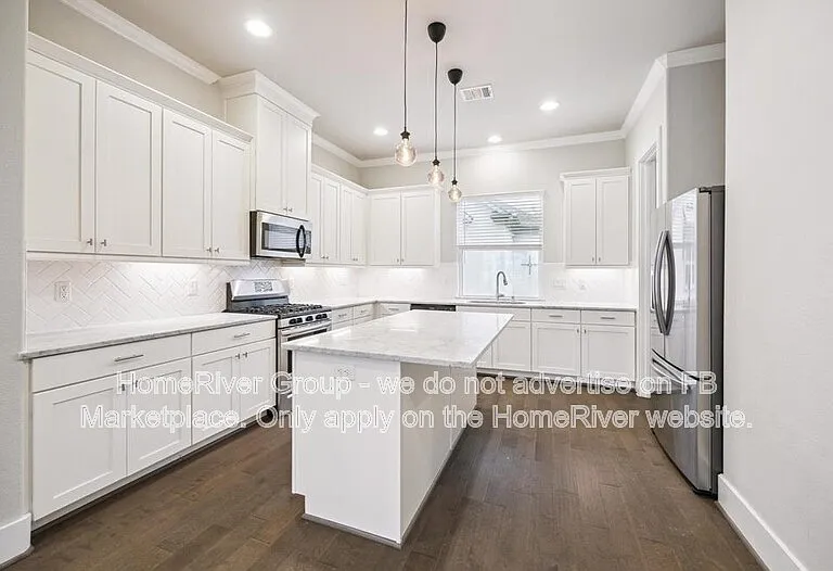 910 W 35th St #C — Photo 4