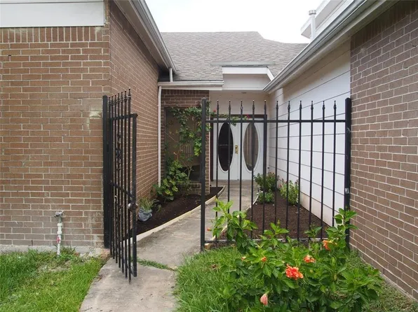 526 Meadow Knoll Dr, Stafford, TX 77477