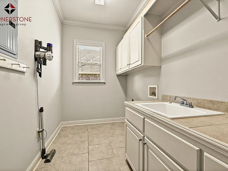 8564 Grand View Dr — Photo 10