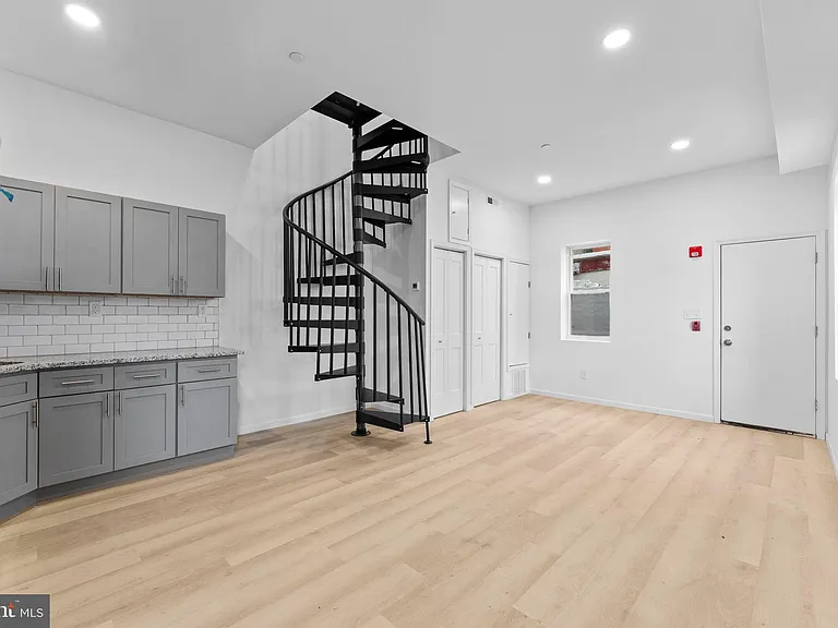 2600 S 7th St — Photo 2