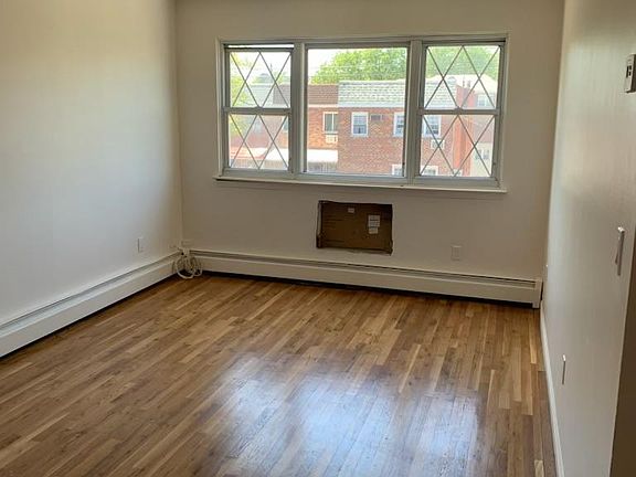 4th image of 1022 Throgmorton Ave