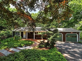 31 Overlook Pl, Trumbull, CT 06611