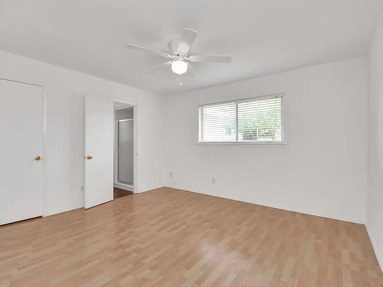 530 Westshire Dr — Photo 16