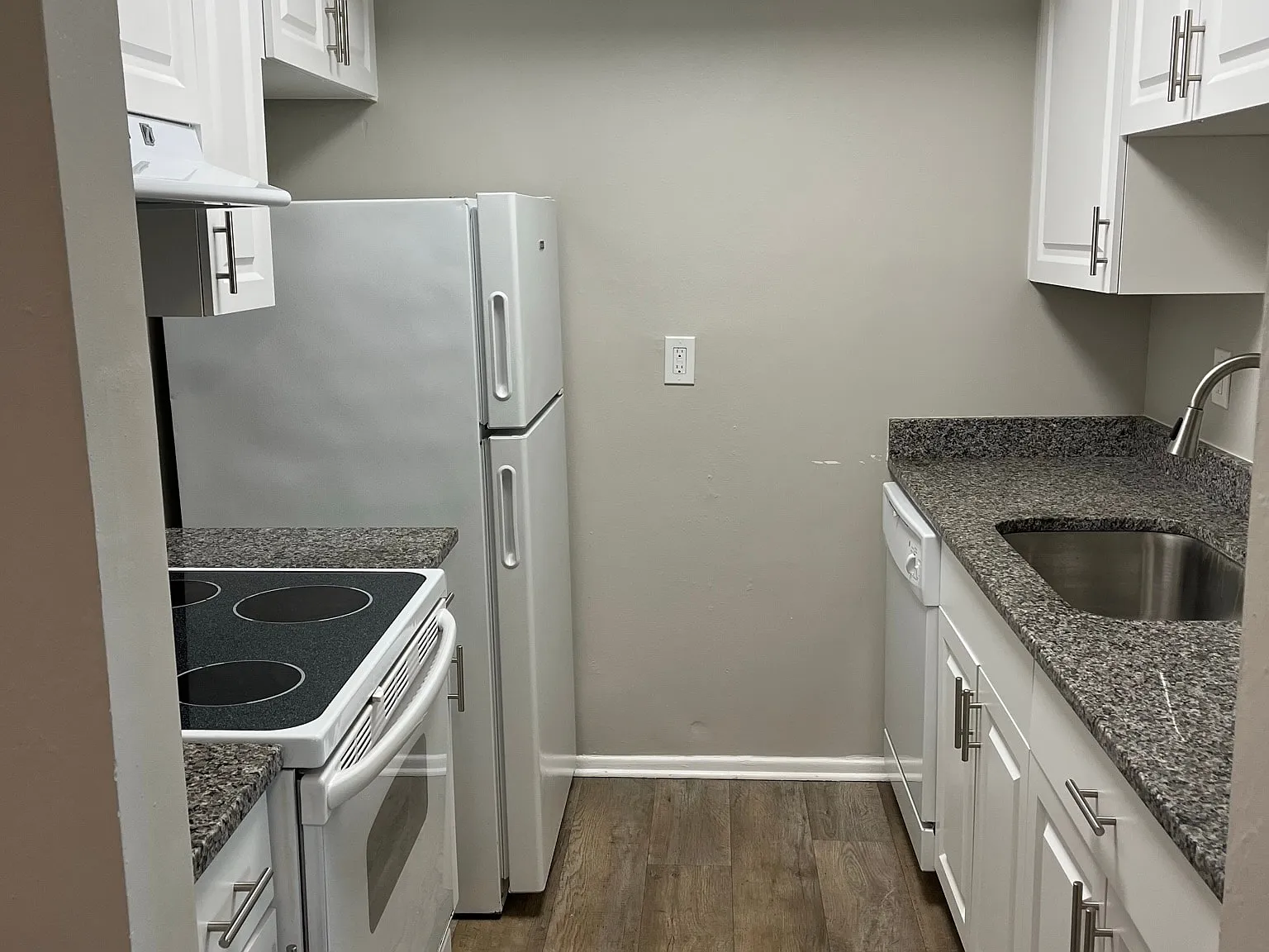 3322 Camelot Dr — Photo 2