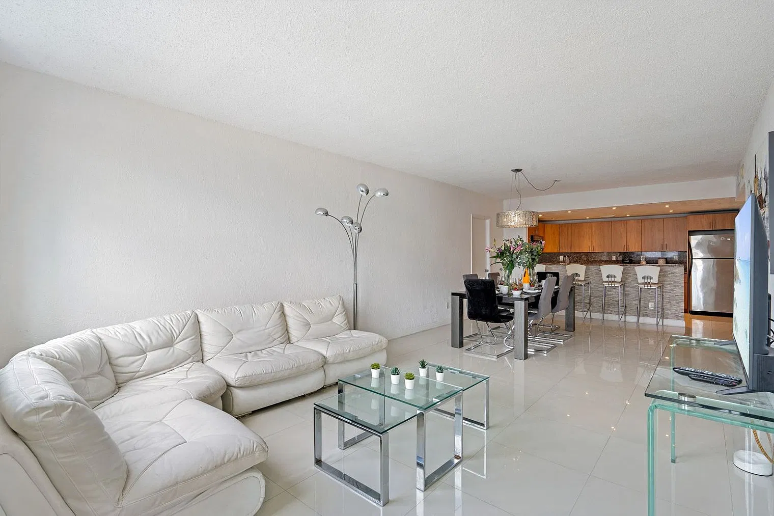 3 bed, 2.0 bath, 1668 sqft, $6,933 — Photo 4