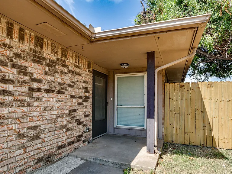 819 N Eagle Ln — Photo 4