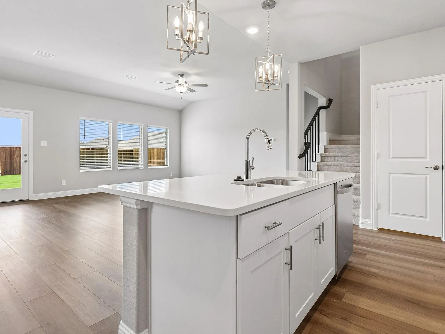 6 bed, 2791 sqft, $3,999 — Photo 2