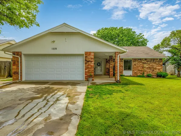 1239 East Dr, Bartlesville, OK 74006