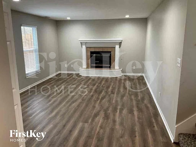 904 E Madelyn Dr — Photo 2