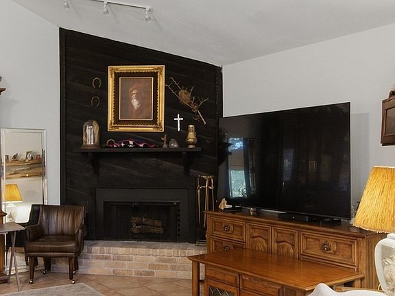 2nd image of 513 Lakeshore Dr