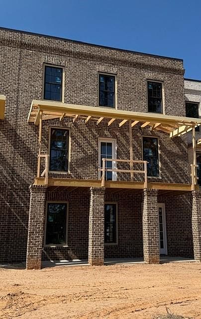 1st image of 1015 Creekside Ln