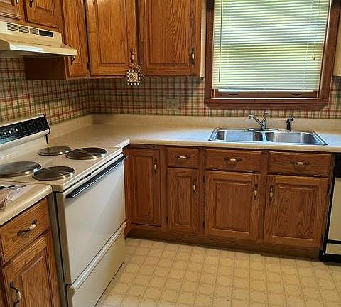 4th image of 305 Sunny Acres Dr