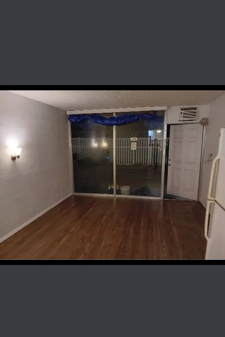 Studio, 300 sqft, $900 — Photo 3