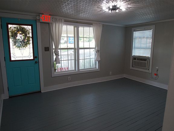 5th image of 402 E College St