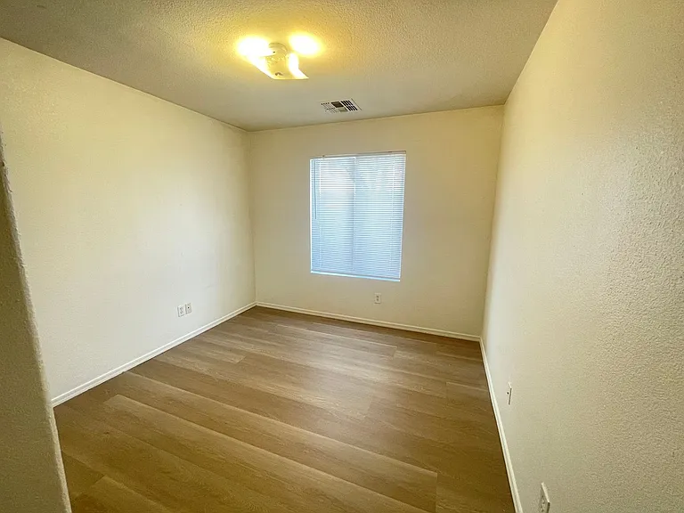 915 W Bowker St — Photo 16