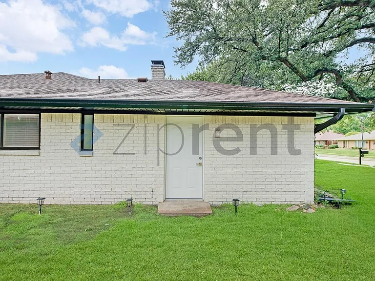 2720 Westridge Dr — Photo 2