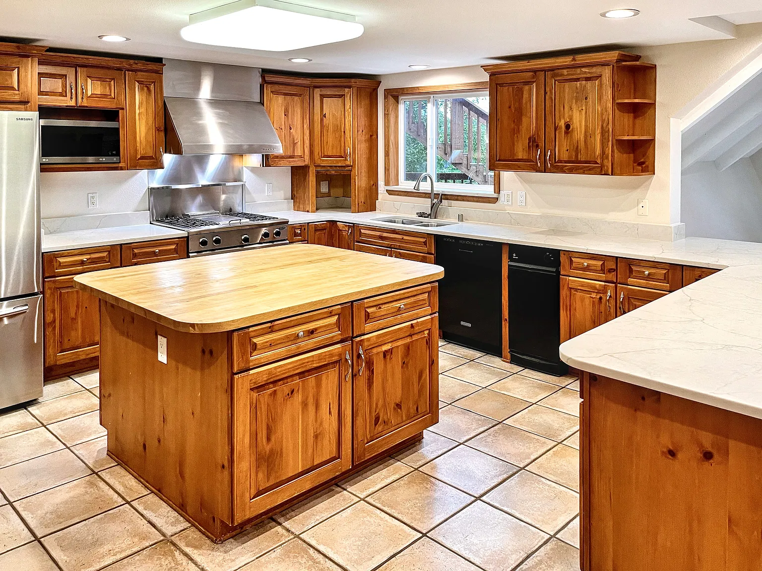 4 bed, 4049 sqft, $4,400 — Photo 4