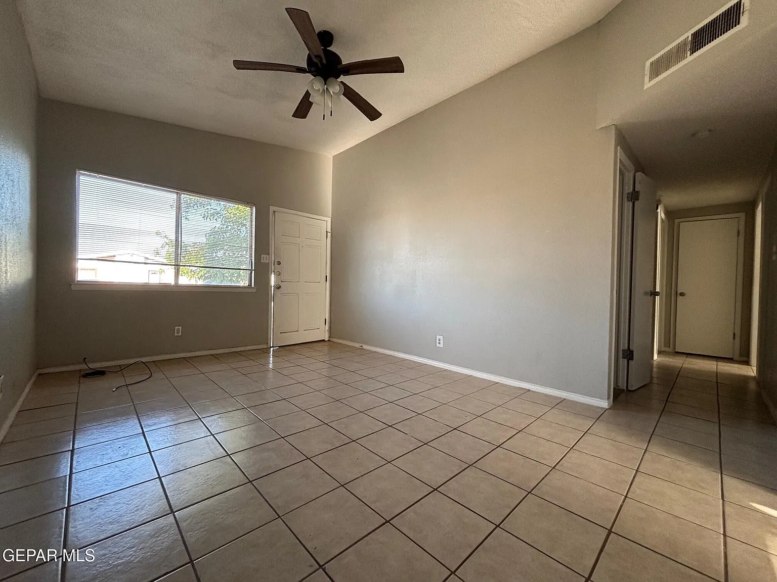 3 bed, 1.0 bath, 961 sqft, $1,275 — Photo 4