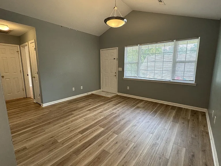 4404 McClelland Dr — Photo 4