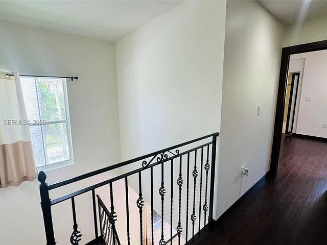 1094 Redwood St — Photo 3