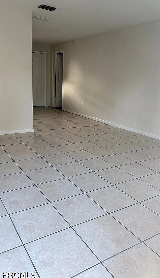 2 bed, 1.0 bath, 910 sqft, $1,050 — Photo 3