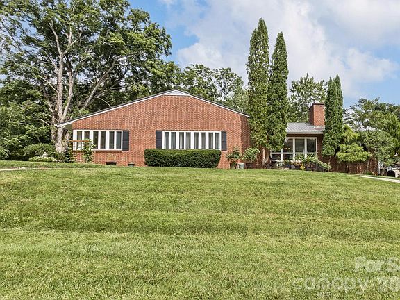 3rd image of 83 Edgelawn Rd