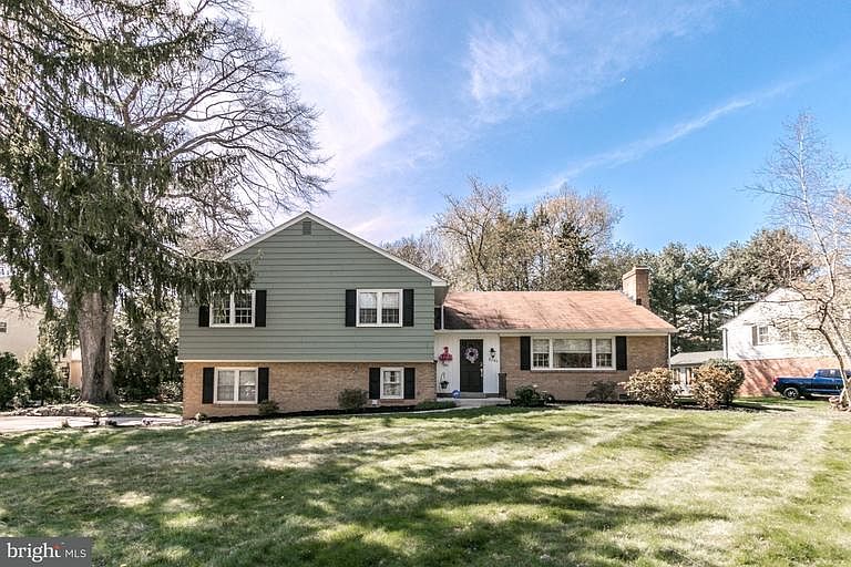 1st image of 2606 Longwood Dr