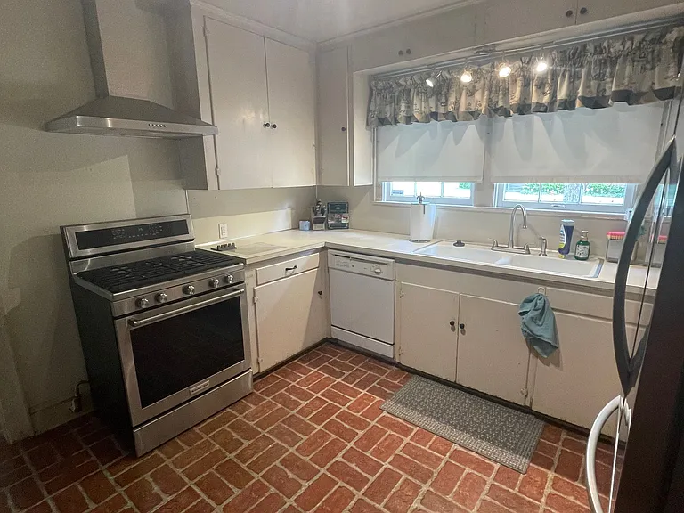 3642 Gilbert Dr — Photo 12