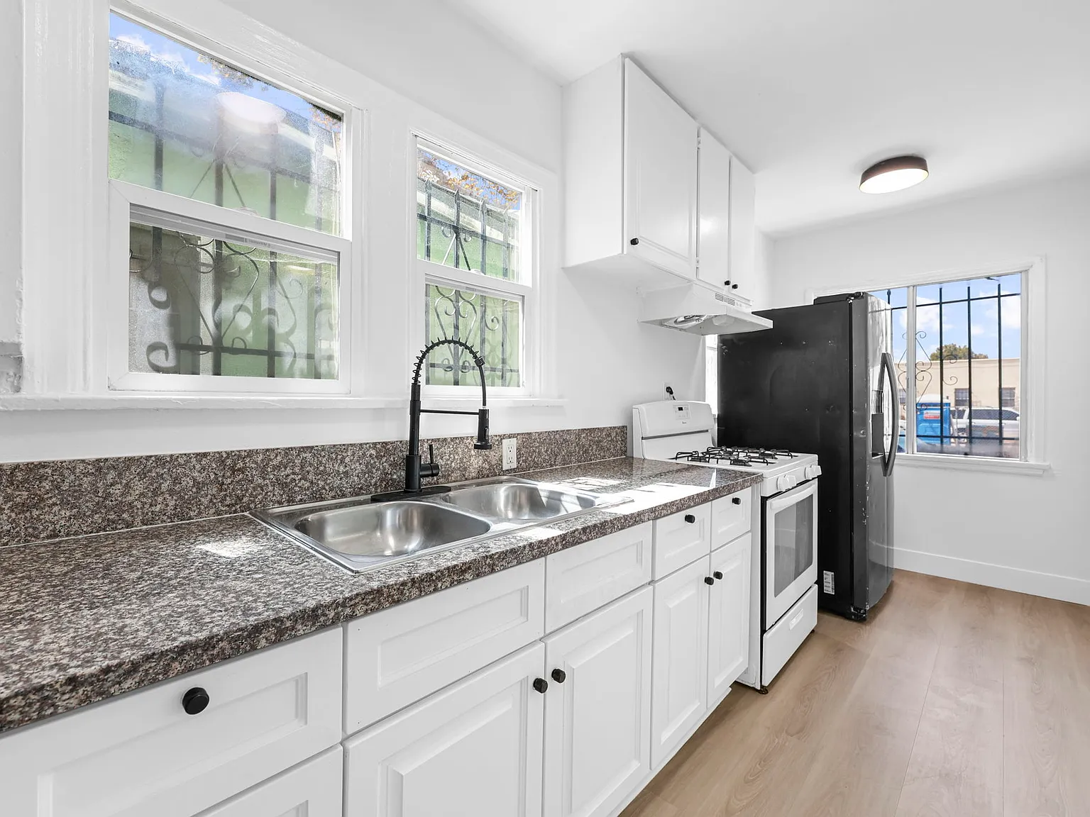 1 bed, 1.5 bath, 650 sqft, $1,745 — Photo 3