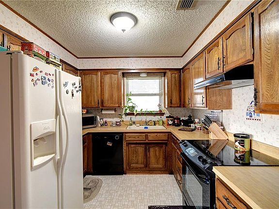 3rd image of 429 Meadowhill Dr