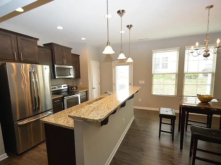 3 bed, 2.5 bath, 1600 sqft, $2,100 — Photo 3