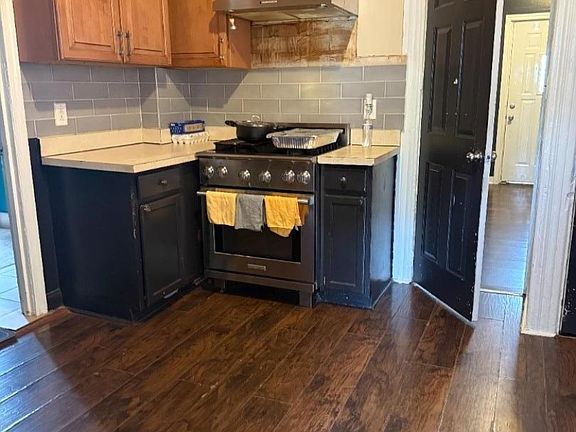 5th image of 725 W 3rd St