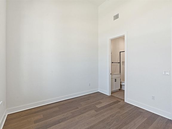 5th image of 325 San Saba Dr