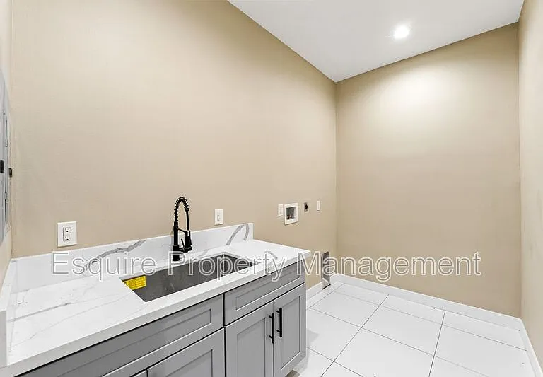 545 Carty Dr — Photo 23