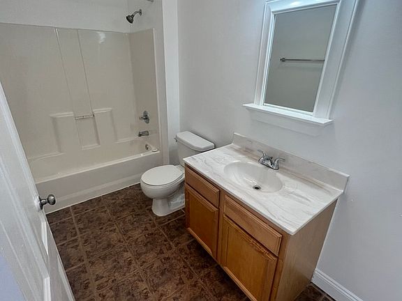 4th image of 1220 W Clay St #B