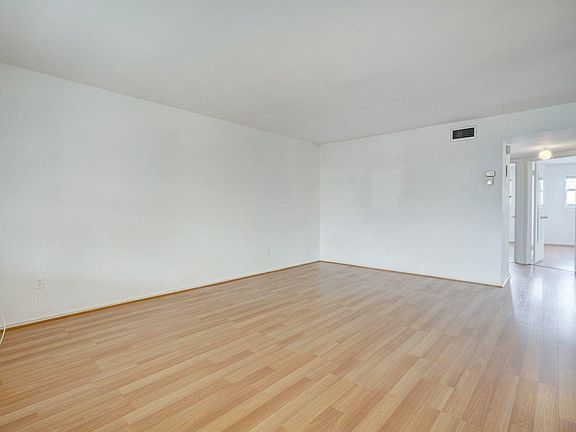 4th image of 110 Shore Ct APT 204